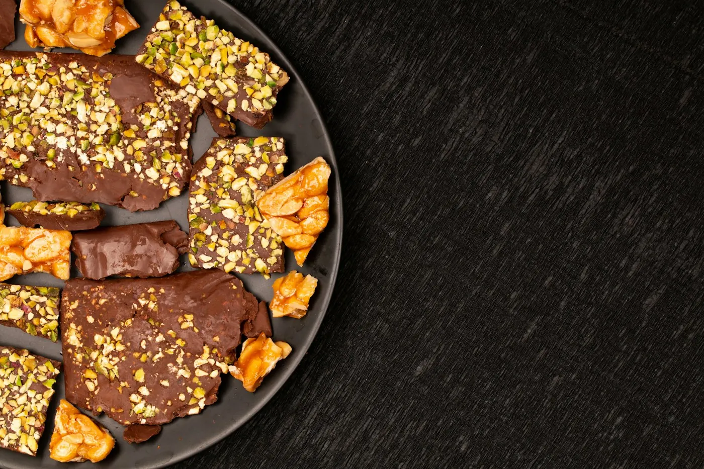 Doces de chocolate com amendoim