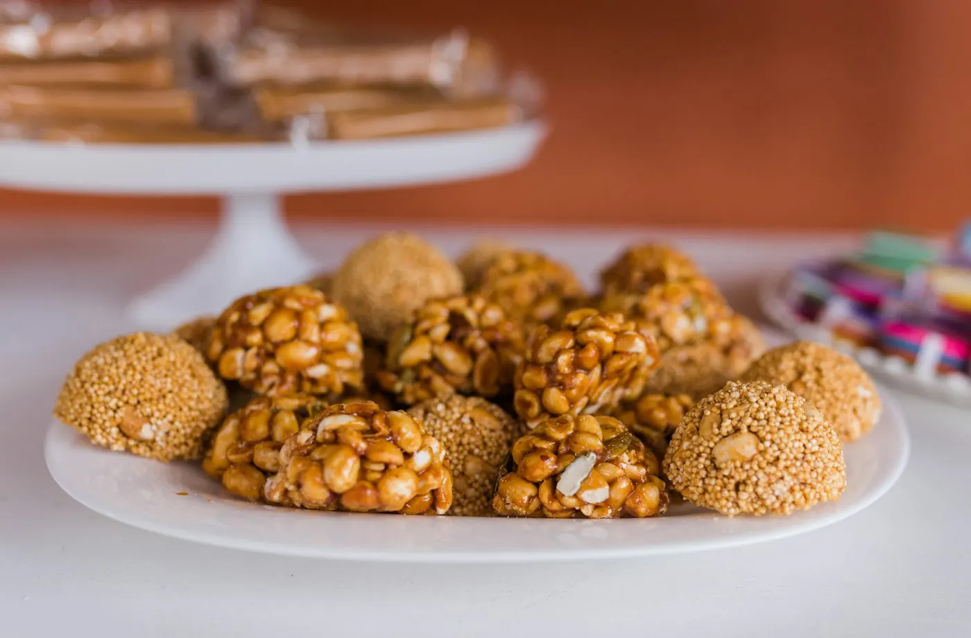 Doces de amendoim servidos em um prato